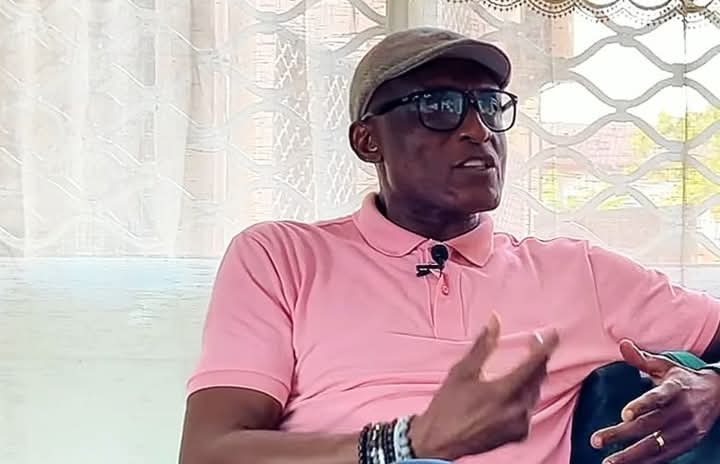 You are currently viewing « Tu ne donnes pas, il te salit » : Raymond Kalla revient sur ses rapports avec les journalistes