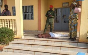 Lire la suite à propos de l’article Ngaoundéré : Un homme reçoit une balle, après avoir tenté de poignarder les gendarmes et un maire