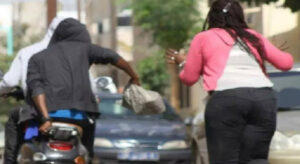 Lire la suite à propos de l’article Yaoundé : Vol à l’arrachée au quartier Essomba, une jeune femme dépouillée