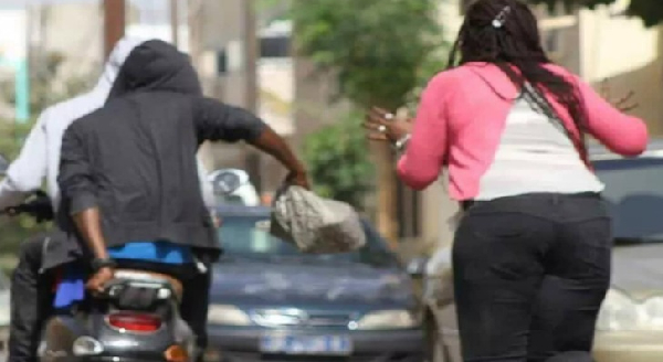 You are currently viewing Yaoundé : Vol à l’arrachée au quartier Essomba, une jeune femme dépouillée