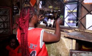 Lire la suite à propos de l’article Bagarre : A Yaoundé, deux amis se déchirent dans un bar à cause d’une femme